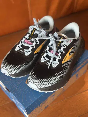 Brooks Caldera 6 스니커즈 24.5