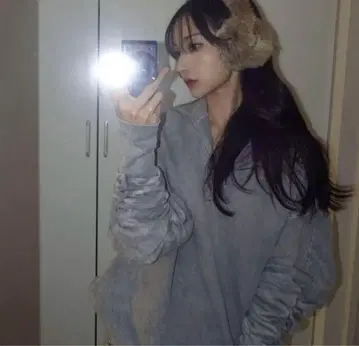 멜트 더 레이디 로고 저지 톱스