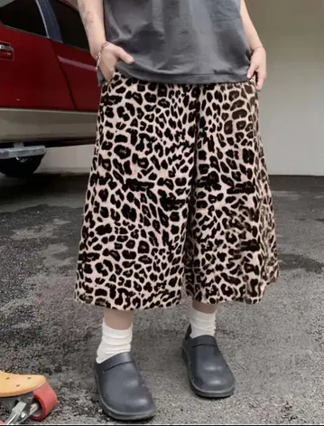 미사용 새상품 레오파드 무늬 하프 팬츠 허리밴딩