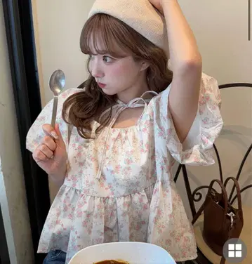 NUGU 벌룬 슬리브 플라워 페플럼 형태 블라우스