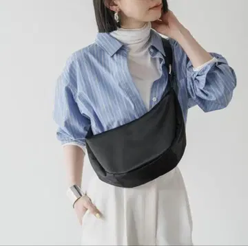 러셋 russet 발수 가공 나일론 라운드 숄더백 블랙