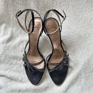 비쥬 장식 블랙 힐 샌들