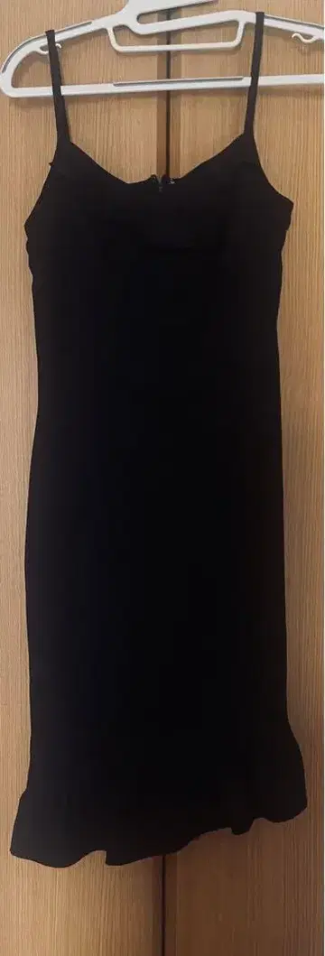 슬리브리스 블랙 원피스 프릴