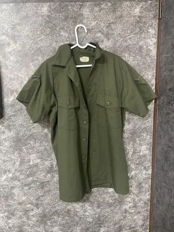 올리브 그린 반팔 셔츠 엠블럼 자수