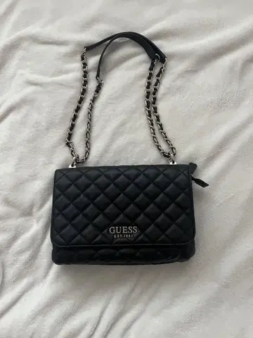 GUESS 퀼팅 숄더백 블랙