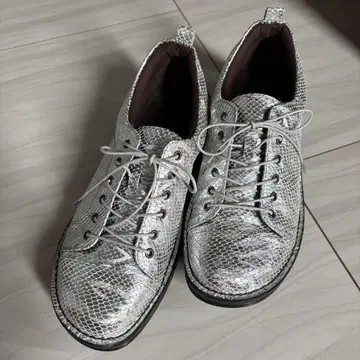 인코르제 천연 가죽 스포티 스니커즈 메탈릭 실버 24.5cm