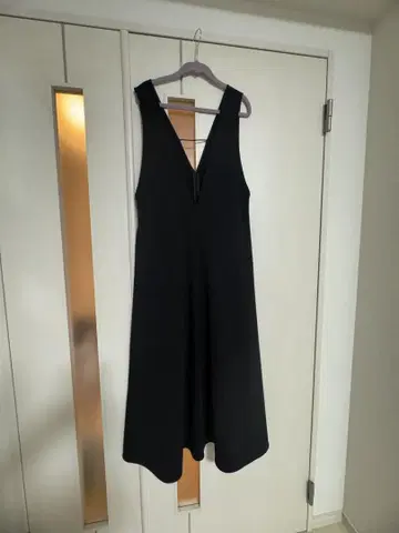 블랙 플레어 롱 스커트 V 넥