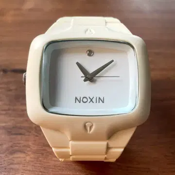 NIXON THE RUBBER PLAYER 화이트 배터리 소모
