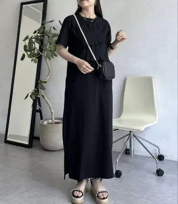 프릴이 달린 블랙 반팔 롱 원피스