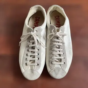 Camper 화이트 로우 컷 스니커즈