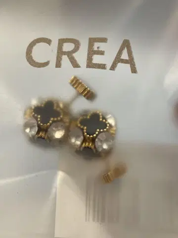CREA 클로버형 지르코니아 귀걸이
