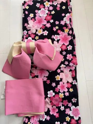 블랙 베이스에 핑크 꽃무늬 유카타 오비 세트