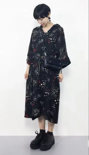 안티카 꽃무늬 디자인 셔츠 원피스