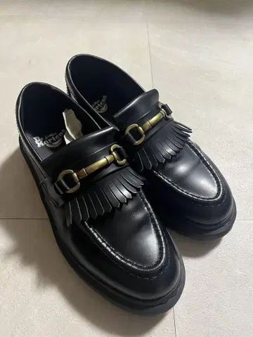 Dr. Martens 비트 로퍼