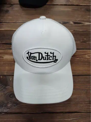 Von Dutch 화이트 트래커 캡