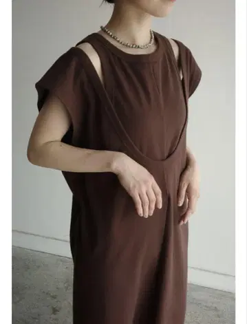 브라운 슬리브리스 티셔츠 원피스