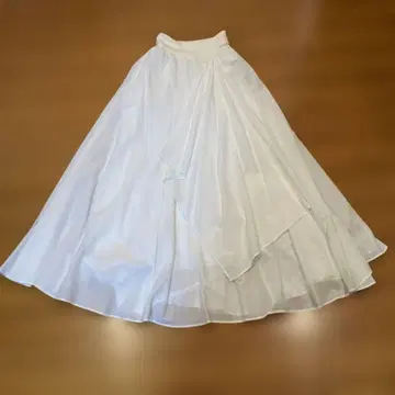 MONILE 프릴이 달린 플레어 스커트 화이트!
