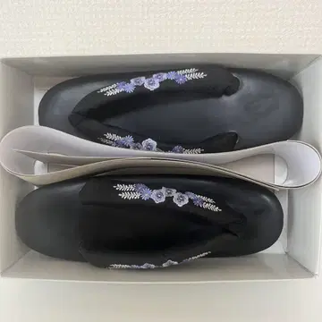 블랙 컬러 보라색 꽃무늬 자수 조리