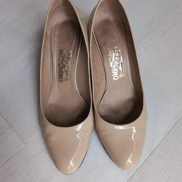 페라가모 베이지 펌프스 하이 힐