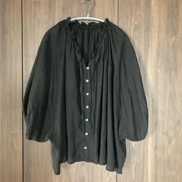 네스트로브 린넨 프릴 V넥 블라우스