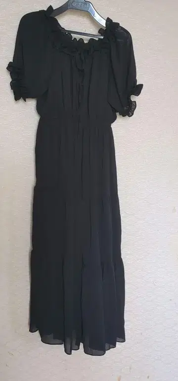 프릴 블랙 롱 원피스 반팔