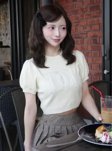 다리치 백 오픈 아플리케 니트탑