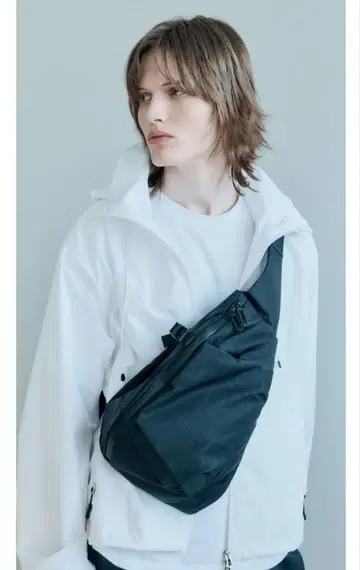 STEWART W19 블랙 슬링 백