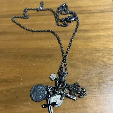 크로스와 메달 참 목걸이
