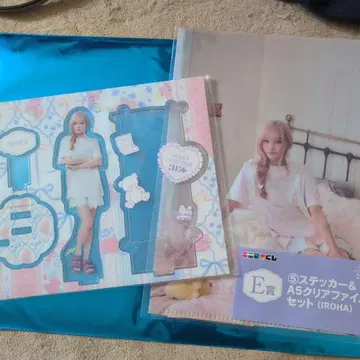 ILLIT, IROHA 스티커 & A5 클리어 파일 세트와 아크릴 스탠드
