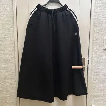 아디다스 블랙 플레어 스커트 S
