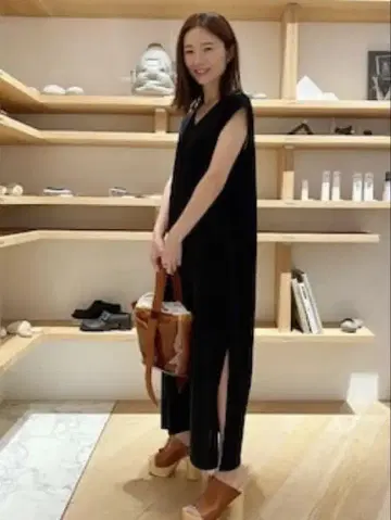컨디션 최상 ASTRAET 사이드 슬릿 슬리브리스 원피스