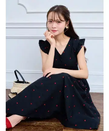 프릴 장식 싸개 단추 하트 자수 슬리브리스 원피스