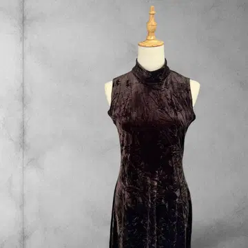 크러쉬 벨벳 슬리브리스 맥시 기장 드레스 스탠드 칼라 브라운