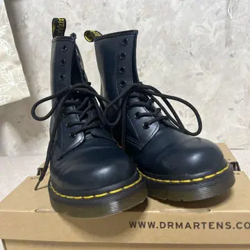 Dr.Martens 14689001 8홀 가죽 부츠 블랙 느와르