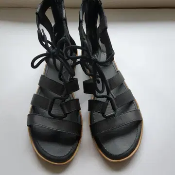 SOREL 블랙 레이스업 샌들