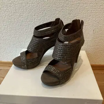 브라운 스터드 오픈토 힐 샌들