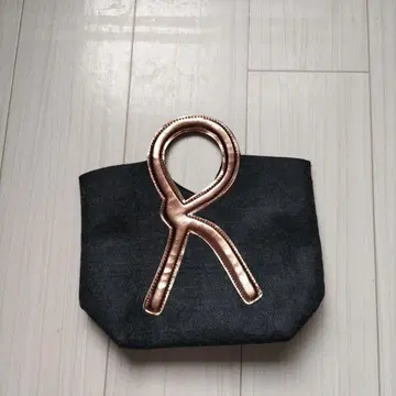 다크 그레이 토트백 골드 컬러 로고