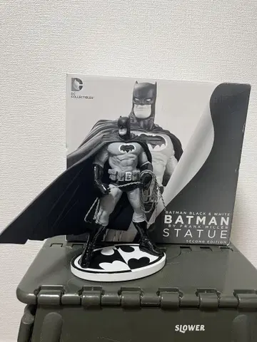 Batman Black & White Statue 세컨드 에디션