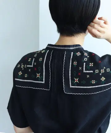 PAR ICI 손수건 자수 반팔 린넨 블라우스