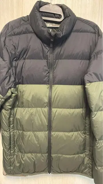 다운 자켓 블랙과 올리브