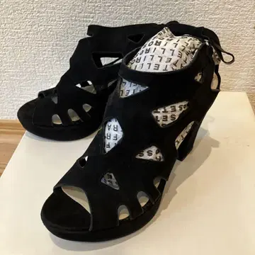 블랙 스웨이드 컷 아웃 샌들 미들 힐