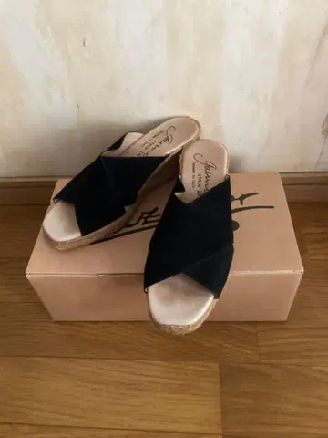 블랙 스웨이드 샌들 카르자놀 가이모 Gaimo