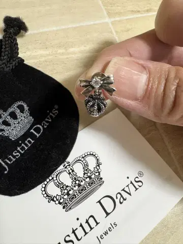 Justin Davis 크라운 리본 귀걸이