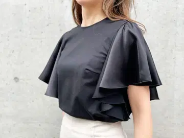 오피스 온 오프 엠프리미어 아베닐 프릴 소매 블랙 상의 반팔