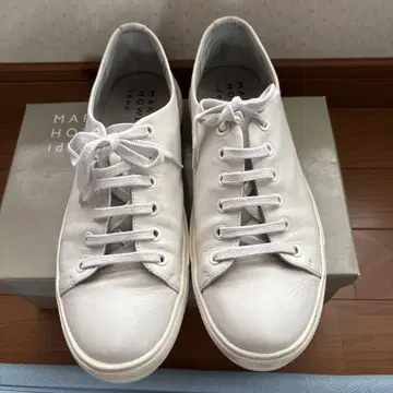 마가렛호웰 화이트 스니커즈