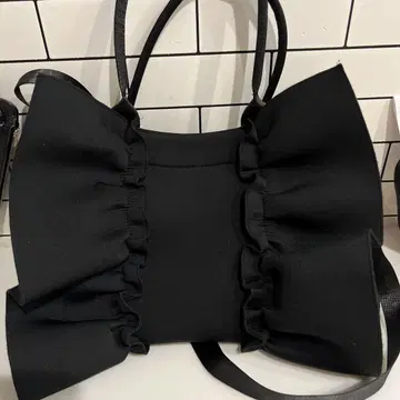 프릴 디자인 블랙 숄더백