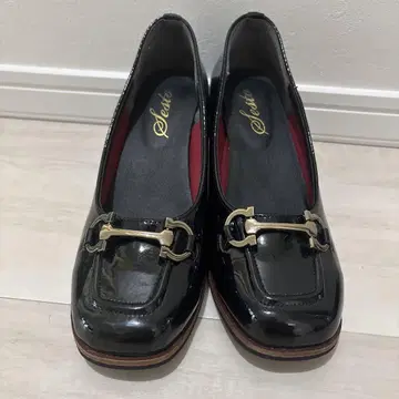 Sesto 블랙 금장 장식 로퍼 미들힐