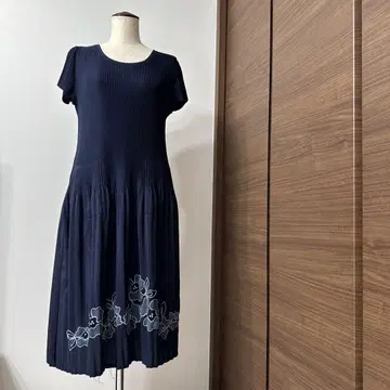 [새상품급] 사에라 플리츠 원피스 자수 네이비 꽃무늬