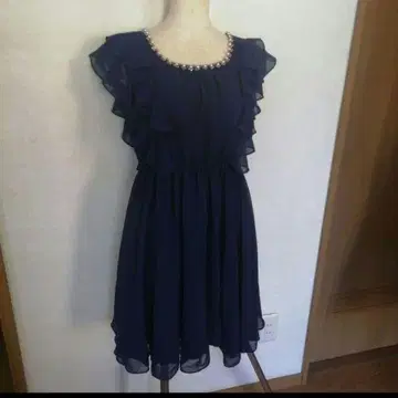 옷깃에 비쥬, 하늘하늘 쉬폰 원피스. 파티 등에 추천