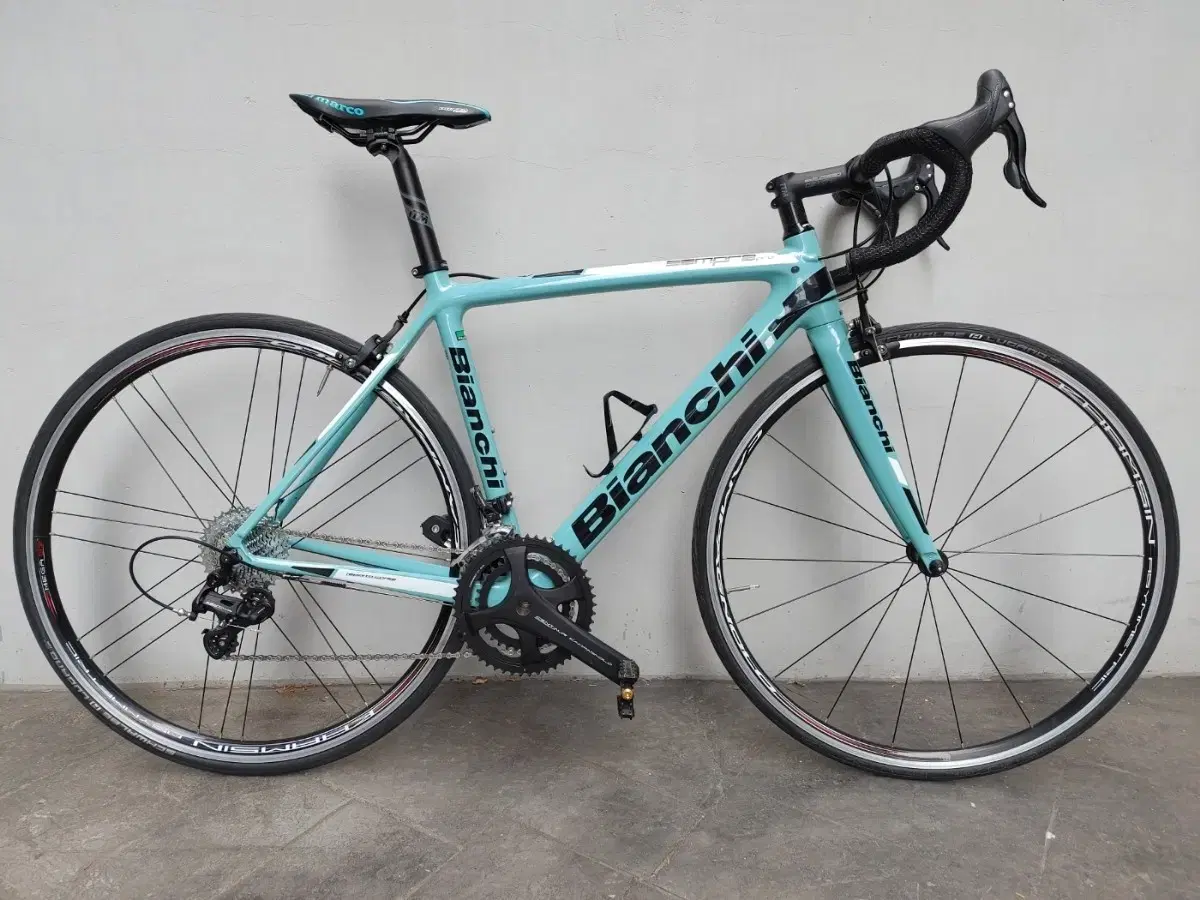 Like new 2019 Bianchi Sempre Pro Centaur Carbon Road Bike, Size 53